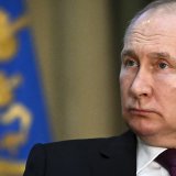 Vladimir Poutine "est présumé responsable du crime de guerre de déportation illégale de population (enfants) et de transfert illégal de population (enfants) des zones occupées d'Ukraine vers la Fédération de Russie", estime la cour.